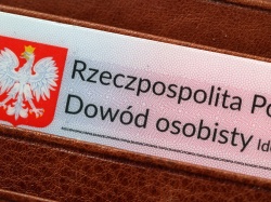 Ponad 3 mln Polaków musi złożyć wniosek o dowód osobisty. Jak to zrobić online?