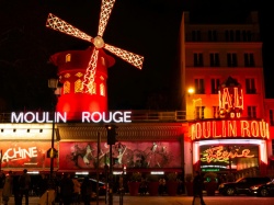 FRANCJA: Wypadek w legendarnym Moulin Rouge. 