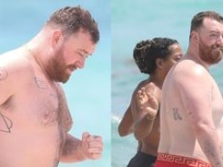 Sam Smith w czerwonych slipach Versace podbija plażę w Miami (ZDJĘCIA)
