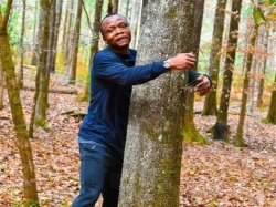 Aktywista z Ghany przytula drzewa. Ustanowił światowy rekord