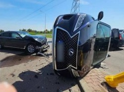 Groźne zderzenie BMW z lexusem. Jedna osoba ranna