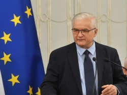 Cimoszewicz o pakcie migracyjnym. „Premier Tusk ulegał retoryce PiS-u”