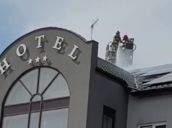 Skutki upałów. Płonąca instalacja fotowoltaiczna na hotelu w Płońsku, 17 osób ewakuowanych