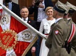 Prezydent Andrzej Duda i pierwsza dama Agata Kornhauser-Duda rozdali flagi państwowe. Uroczystości na Placu Zamkowym w Warszawie