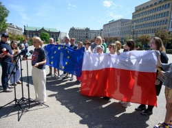 Poseł Lewicy zszyła flagi Polski i UE. 