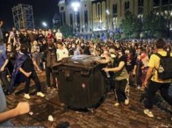 Dziesiątki tysięcy ludzi protestowały w Tbilisi. Nagranie z opery obiega sieć