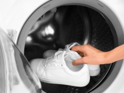 Jak prać buty w pralce? Zastosuj prosty trik i się nie zniszczą