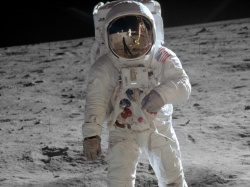 Co tak naprawdę powiedział Armstrong na Księżycu? Okazuje się, że są wątpliwości