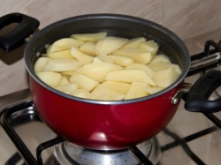 Kiedy powinno się solić wodę na ziemniaki? Większość osób ciągle popełnia ten sam błąd