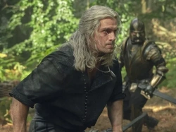 Wiedźmin na zdjęciach z planu 4. sezonu. Pierwsze spojrzenie na nowy kostium Geralta