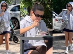 Naturalna Julia Wieniawa PAŁASZUJE śniadanie na mieście w dresowej bluzie z kapturem (ZDJĘCIA)
