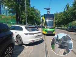 Kierowca porsche zablokował tory tramwajowe w Poznaniu. Kilka linii musiało jechać inną trasą
