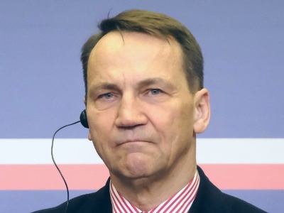 Sikorski pochwalił się przelewem z ministerstwa. Skandaliczna kwota