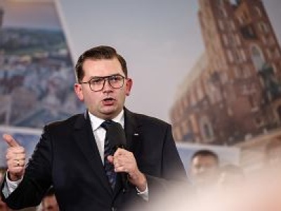 Łukasz Kmita nie traci dobrego humoru po klęsce PiS w Małopolsce. 