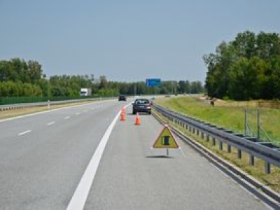 Jak długo można stać na pasie awaryjnym autostrady? Odpowiedź jest inna niż myślisz