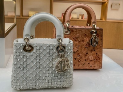 Złoty interes Diora, czyli tak luksusowe marki nas oszukują. Torebkę za 57 dolarów sprzedaje za ponad 2,7 tys. dolarów