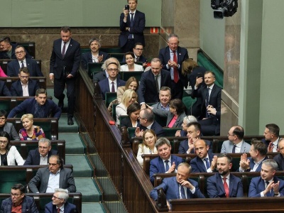 Żaden polityk nie budzi zaufania większości Polaków. Sondaż szokuje