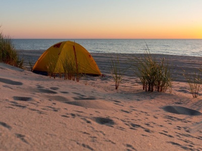 Nawet 500 zł kary za rozłożenie namiotu na plaży. Da się zrobić to legalnie i bez mandatu