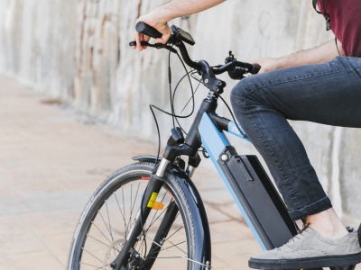 Rząd dopłaci tylko do e-rowerów. Polacy pytają, dlaczego pominięto zwykłe rowery i hulajnogi