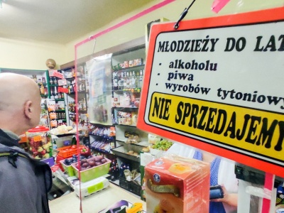 Podwyżka akcyzy na alkohol i papierosy. Ministra: to za mało