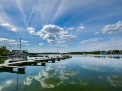 Czerwone flagi na plażach. Zakaz kąpieli w ukochanym jeziorze mieszkańców i turystów