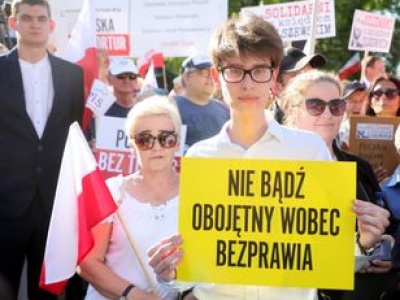 Manifestacja przed Sejmem. W obronie ks. Olszewskiego