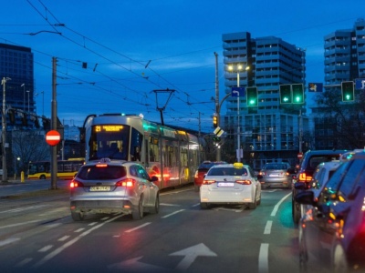 Policja urządziła obławę na motorniczego tramwaju. Skuli go w kajdanki, zaskakujące sceny