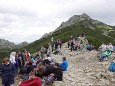 Turyści oblegają górskie szlaki. Kolejki na Giewont i Rysy