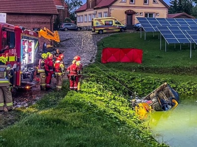 Nie żyje młody mężczyzna, na ratunek było za późno. Z wody wystawały tylko koła