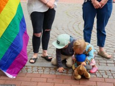 Przysposobienie dzieci przez pary LGBT? Polacy zabrali głos