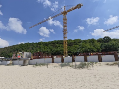 Jak to było z tym apartamentowcem na plaży? 