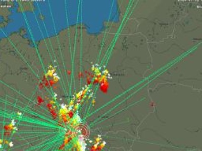 Potężna burza nadciąga nad Warszawę. Nawałnica przeszła przez Tomaszów Mazowiecki