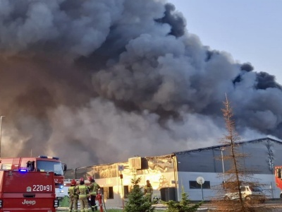 Płonie fabryka paluszków w Małopolsce. 200 strażaków w akcji gaśniczej