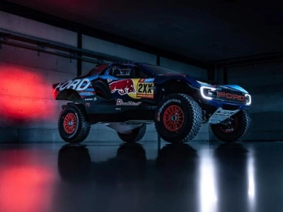 Carlos Sainz zamienił spalinowo-elektryczne Audi na amerykańskie V8. Oto Ford Raptor T1+