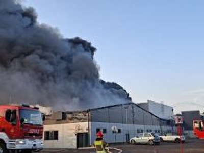 Małopolska. Ogromny pożar hal produkcyjnych. Ponad 200 strażaków walczy z ogniem