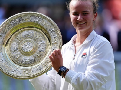 Trofeum Wimbledonu 2024 dla Czeszki Barbory Krejcikovej