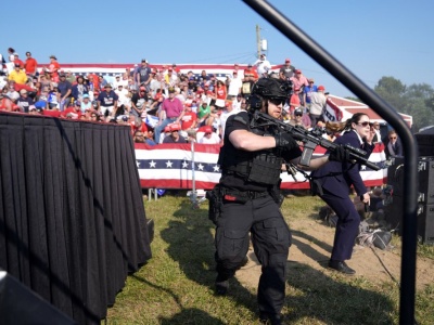 Ktoś strzelał do Trumpa? Jest nagranie z wiecu w Pensylwanii