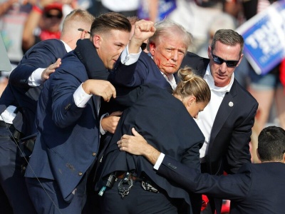 Ten moment przejdzie do historii. Tak Trump zachował się po próbie zamachu na jego życie