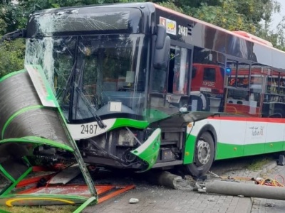 Autobus w Lublinie wjechał w przystanek. Są poszkodowani