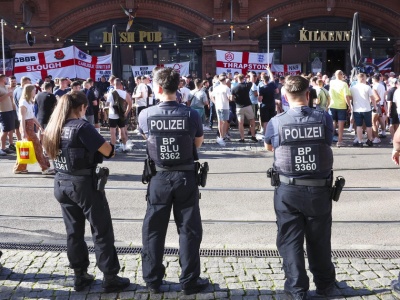 Dramatyczna noc w Berlinie. Rozróby angielskich kibiców! Polała się krew…