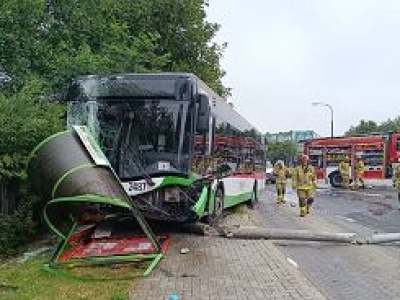 Autobus w Lublinie staranował przystanek. 