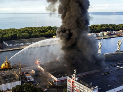 Gigantyczny pożar w Gdańsku opanowany. Port pozostaje zamknięty, miasto zakazuje kąpieli w morzu