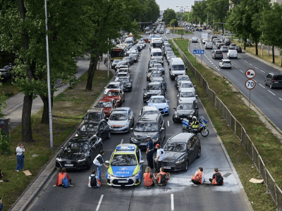 Ostatnie Pokolenie zablokowało centrum Warszawy. Policja usunęła z jezdni 13 osób