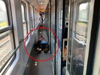 Pokazał zdjęcie z pociągu PKP Intercity. 