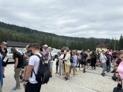 Szlak nad Morskie Oko. Parking pełen, kolejka do kas coraz większa