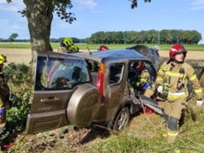 Honda roztrzaskała się na drzewie. W akcji dwa śmigłowce LPR