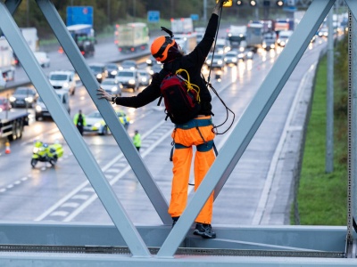 Aktywiści blokowali autostradę w Londynie. Wyrok? 4 i 5 lat więzienia