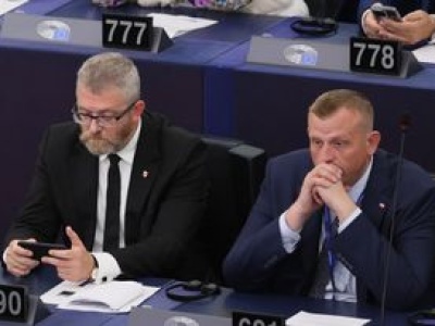 Grzegorz Braun już natrafił na defekty europarlamentu. Zatrzaśnięty w windzie