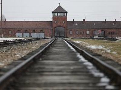 Rosja znów sieje dezinformację? Tym razem chodzi o zdjęcie przed Auschwitz. 