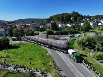 Transport gigantycznego U-Boota. Dla Niemców to atrakcja turystyczna